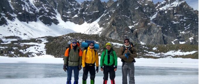 winter-hiking-mountains-men